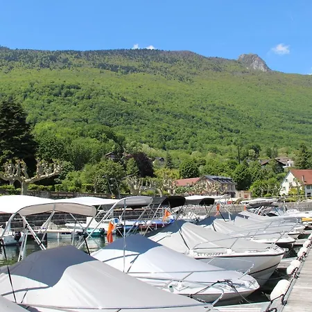 Les Du Port Apartment