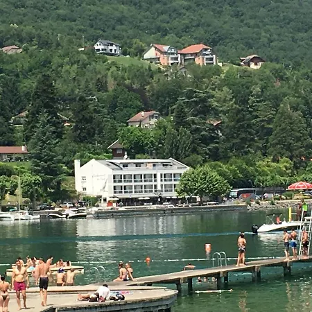 Les Du Port Apartment *