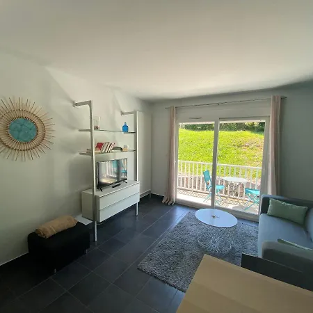 Les Du Port Apartment