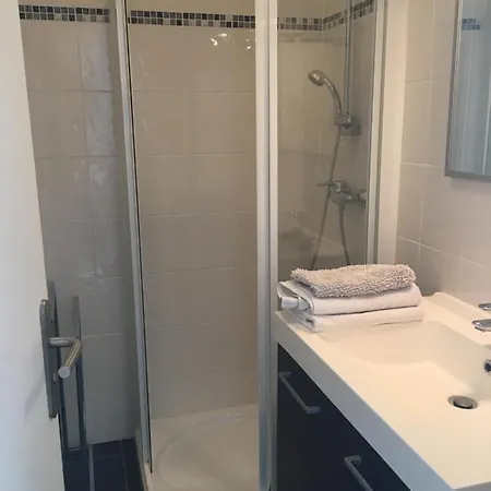 Les Du Port Apartment