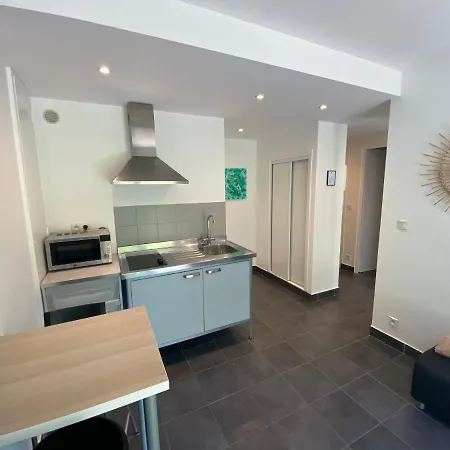 Les Du Port Apartment